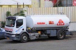 משאית אלרם גנרטורים הנושאת מיכלית דלק לגנרטורים